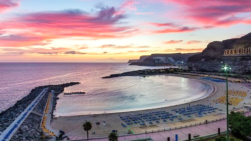 His beautiful beach, Playa de Amadores have a wide bay, well protected by the sea, which boasts a 800 meters long golden strip of sand and crystal clear waters.